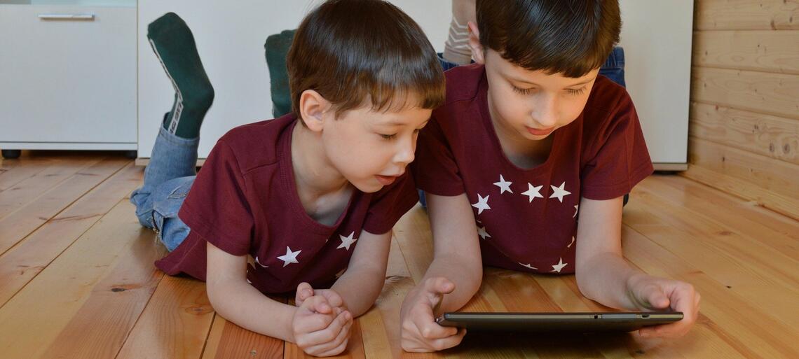 Sovraesposizione dei bambini agli schermi di tablet e smartphone